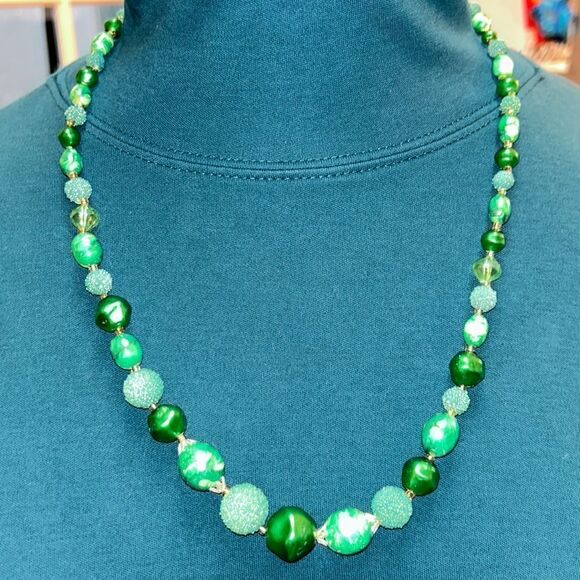 Groovy ☮️ 1970s Lucky 🍀 Green Beaded Necklace Jade like brilliance✨ Textured 2! - Picture 1 of 17